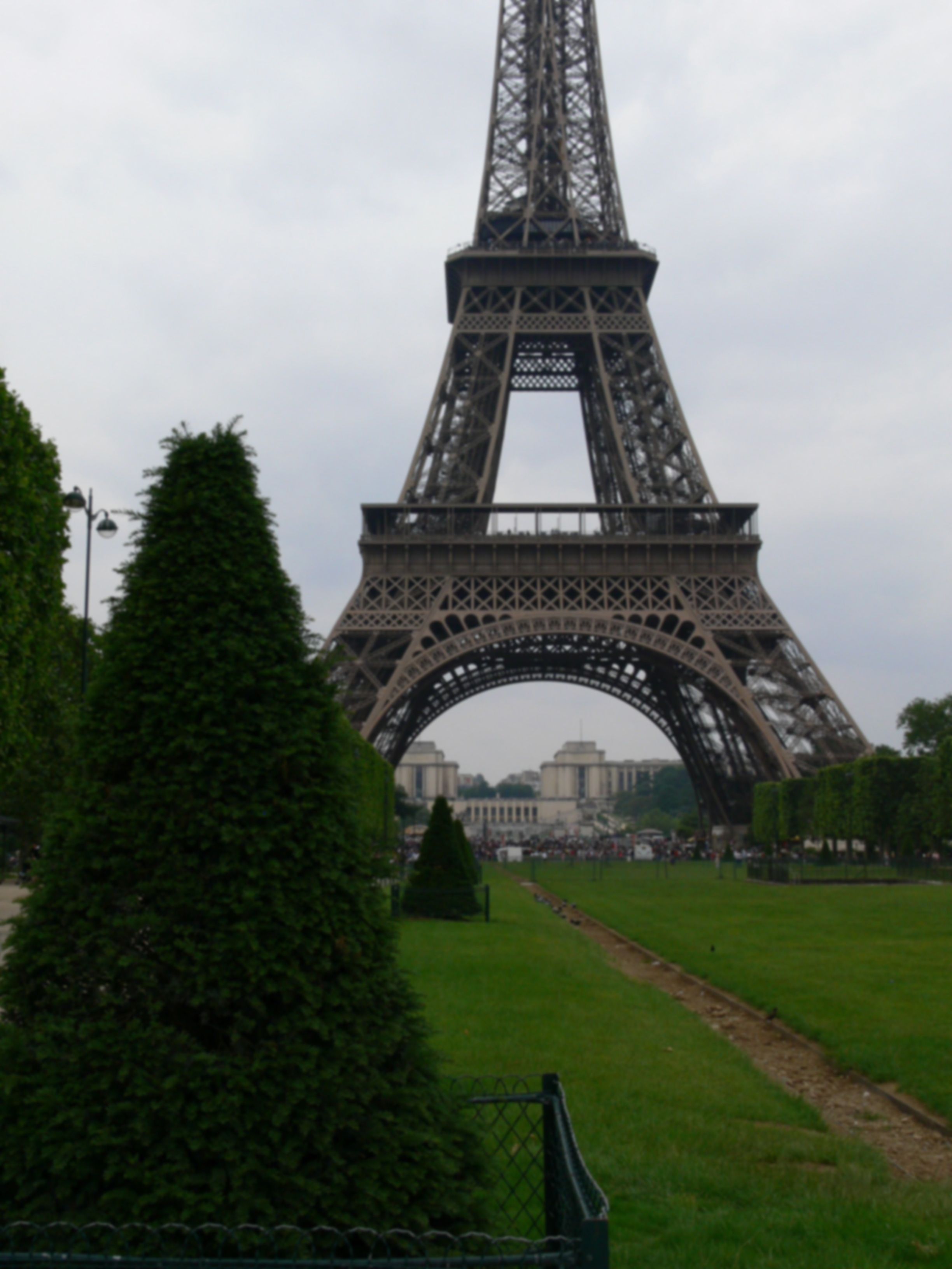 Uskarpt bilde med Eiffeltårnet..