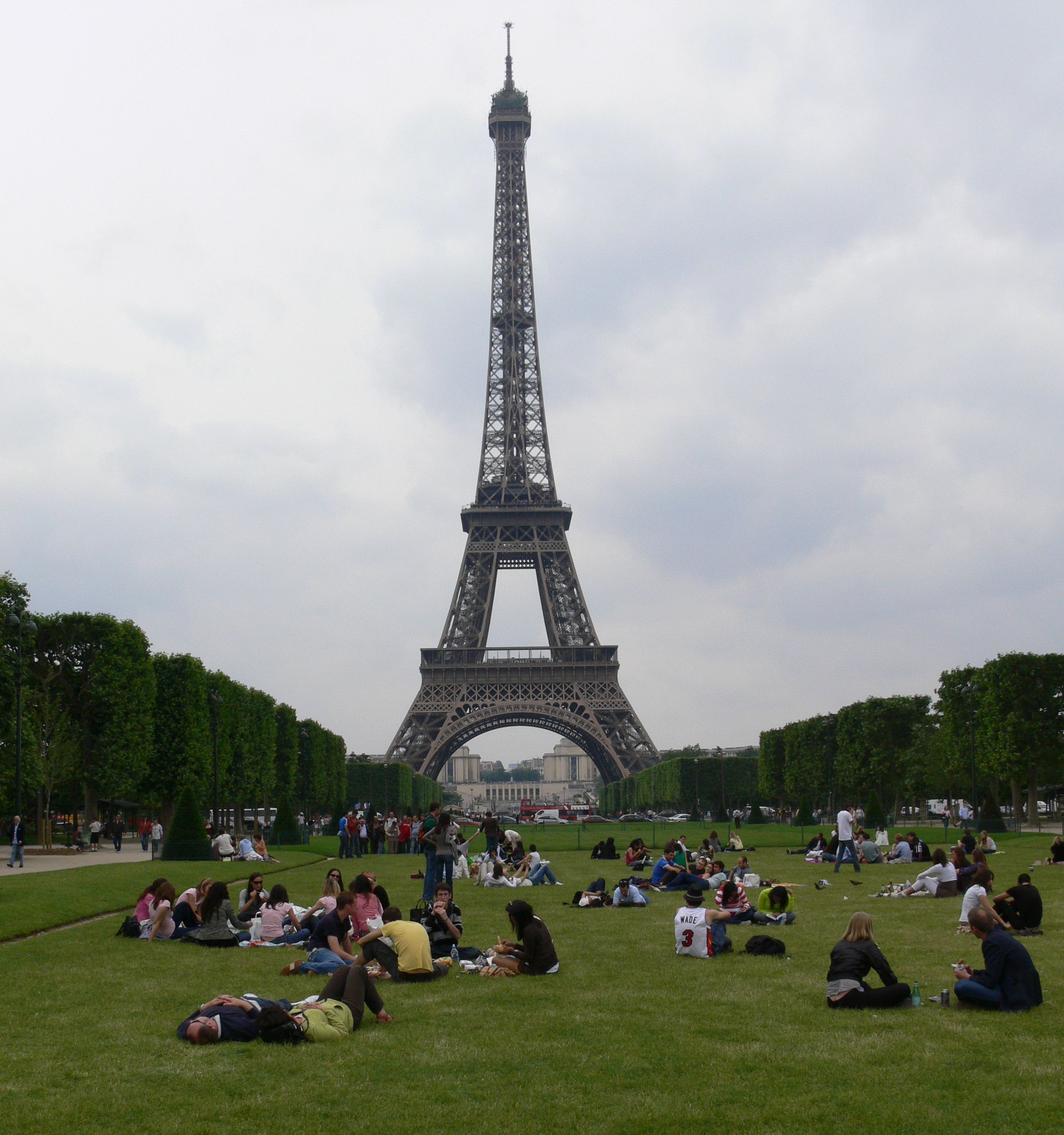 Folk på Eiffeltårn bilde..