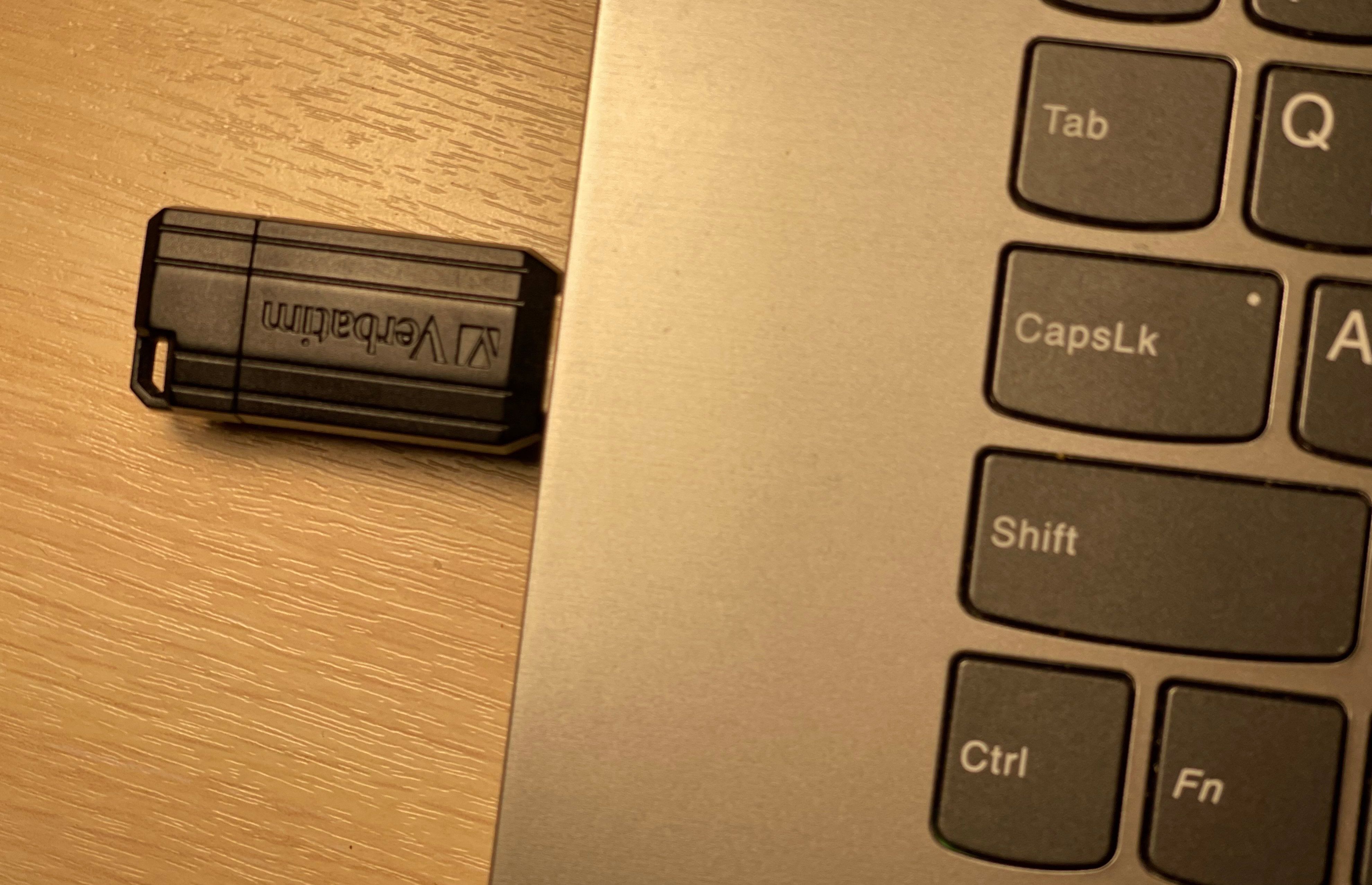 Koble til USB-minnepinne for å gjenopprette..
